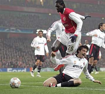 Το δοκάρι του «Emirates» άφησε ανοιχτούς λογαριασμούς για Αρσεναλ, Μίλαν