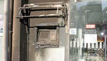 Μπαράζ εμπρησμών σε τράπεζες, ΙΧ αυτοκίνητα και μία ασφαλιστική εταιρεία