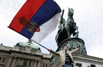 Οι Σέρβοι διαδηλώνουν μαζικά στο Βελιγράδι κατά της ανεξαρτησίας του Κοσόβου