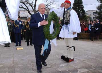 Να κρατηθεί ζωντανή η φλόγα του Ελληνισμού, ζήτησε ο Κάρολος Παπούλιας