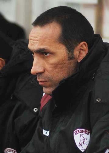 Πίεση, κατοχή μπάλας και ιδιαίτερη προσοχή στον Ρατζίνσκι ζήτησε ο Δώνης