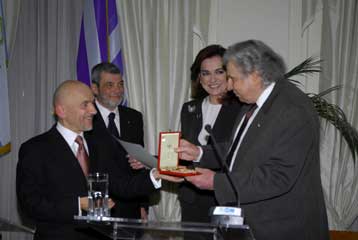 Βράβευση του Μίκη Θεοδωράκη από τον Αγιο Μαρίνο