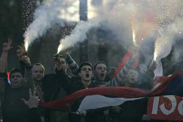 Η ΕΕ απαιτεί από τη Σερβία να εγγυηθεί την ασφάλεια των ξένων πρεσβειών