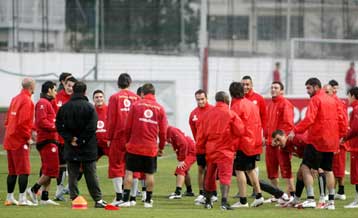 Πάθος και αποφασιστικότητα ζήτησε ο Λεμονής από τους παίκτες του στην Τούμπα