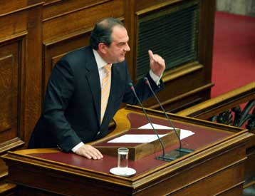 Διασταύρωσαν τα ξίφη τους Κ.Καραμανλής και Γ.Παπανδρέου για την ακρίβεια