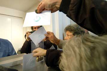 Για την ανάδειξη συνέδρων ψηφίζουν την Κυριακή μέλη και φίλοι του ΠΑΣΟΚ