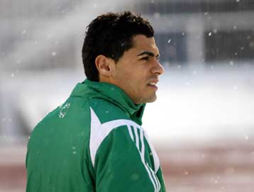 Ντεμπούτο Σπυρόπουλου, αναμονή για Μανούτσο