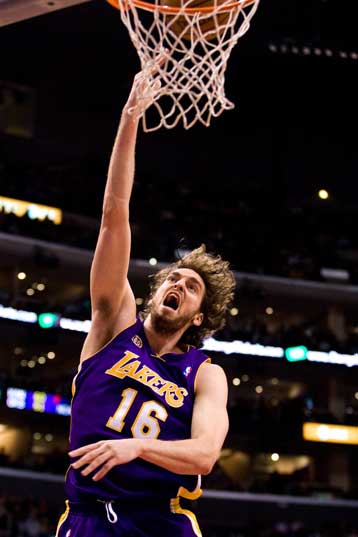 Με πρωταγωνιστή τον Γκασόλ, οι Λέικερς πήραν το ντέρμπι του Λος Αντζελες