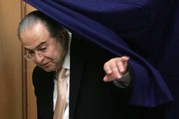 Με το βλέμμα στο Κυπριακό τα μηνύματα για την εκλογή Χριστόφια