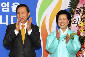 Στην προεδρία της Νοτίου Κορέας ο μεγιστάνας Λι Μιουνγκ-Μπακ