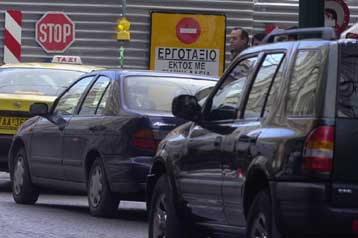 Με δυσκολία η κίνηση των οχημάτων στην άνοδο της λεωφ. Μεσογείων