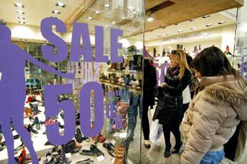 Με μειώσεις τιμών έως και 70% πέφτει η αυλαία των χειμερινών εκπτώσεων