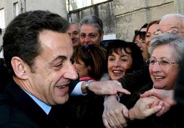 Σάλο προκαλεί βίντεο με τα «γαλλικά» του Σαρκοζί προς συμπατριώτη του