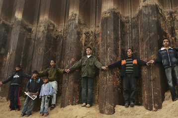 Ανθρώπινη αλυσίδα από χιλιάδες Παλαιστίνιους στη Λωρίδα της Γάζας
