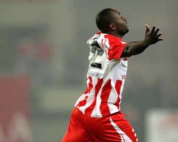 Βρετανοί θέλουν τον Λούα Λούα να μην λέει «όχι» στην επιστροφή του στη Νιούκαστλ