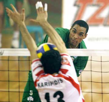 Πήρε το ντέρμπι «αιωνίων» ο Παναθηναϊκός, μαζί και την πρωτιά στην κανονική περίοδο