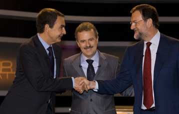 Ισπανικό «πάθος» και υψηλοί τόνοι στο τηλεοπτικό ντιμπέιτ Θαπατέρο-Ραχόι