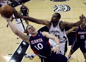 Εκτη συνεχόμενη νίκη των Σπερς, 89-74 τους Χοκς