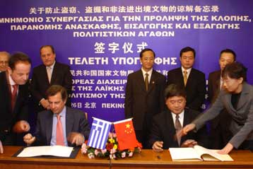 Μνημόνιο συνεργασίας για την αρχαιοκαπηλία υπέγραψε με την Κίνα ο Μ.Λιάπης