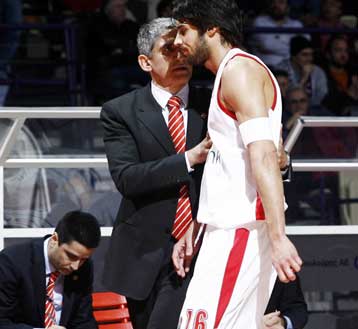 Νίκη για να μείνει ο Ολυμπιακός «ζωντανός», ζήτησε ο Γιαννάκης