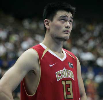 Χάνει το υπόλοιπο της σεζόν ο Γιάο Μινγκ, υπέστη κάταγμα κόπωσης