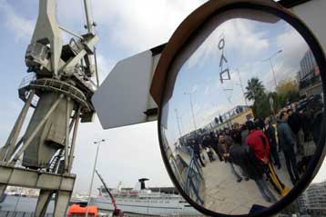 Συνεχίζουν και το Μάρτιο τις κινητοποιήσεις τους οι εργαζόμενοι στα λιμάνια