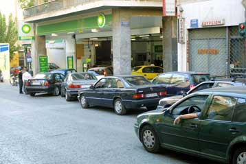 Σε διυλιστήρια και εμπόρους καυσίμων να ψάξουν τους κερδοσκόπους, λένε οι βενζινοπώλες