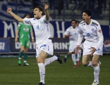 Εν μέσω κροτίδων και διακοπών η Ανόρθωση «αγκάλιασε» τον τίτλο