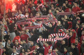 Στο νοσοκομείο οπαδός του Ολυμπιακού που έπεσε στο κενό στη διάρκεια του ματς