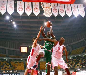 Γλίτωσε το… χαρακίρι ο Ολυμπιακός στην παράταση, έχασε και τρέχει ο Παναθηναϊκός