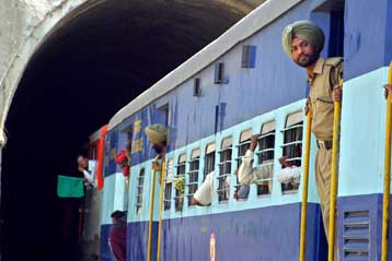 Δυστύχημα με 16 νεκρούς σε αφύλακτη σιδηροδρομική διάβαση της Ινδίας