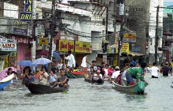 Φονικές πλημμύρες σαρώνουν τις κεντρικές και νότιες Φιλιππίνες
