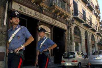 Η Κόζα Νόστρα «ρίχνει γέφυρες» στις …οικογένειες της Νέας Υόρκης