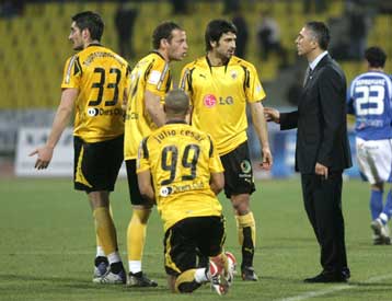 Εντός… Σούπερ Λίγκα η αναζήτηση προπονητή, φουλ επίθεση στο ντέρμπι