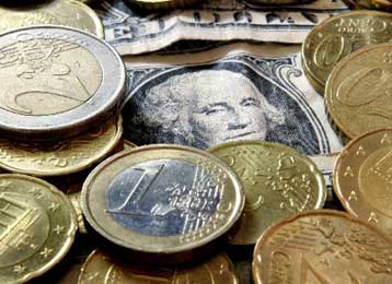 Πάνω από τα 1,52 δολάρια σκαρφαλώνει το ευρώ, σε νέο ιστορικό ρεκόρ