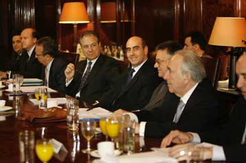 Να ενισχύσουν την παρουσία τους στον Πειραιά κάλεσε τους εφοπλιστές ο Γ.Βουλγαράκης