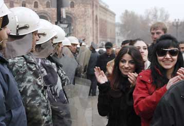 Επέμβαση της αστυνομίας για το τέλος των διαδηλώσεων στην Αρμενία