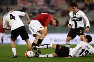 Η Ρόμα «σάρωσε» την Πάρμα, ισοπαλία για Μίλαν και Λάτσιο