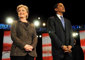 «Στήθος με στήθος» Χίλαρι και Ομπάμα στις προκριματικές της μίνι Σούπερ Τρίτης