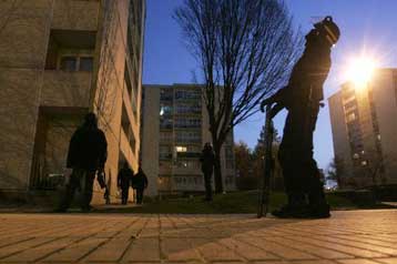 Σε ενέδρα ένοπλων νεαρών έπεσαν αστυνομικοί σε προάστιο του Παρισιού