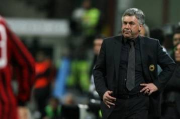 Ο Αντσελότι μένει στη Μίλαν, δηλώνει ο Μπερλουσκόνι