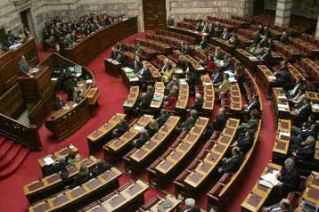 Χωρίς εξαγγελίες για τη σύνταξη της αγρότισσας η ομιλία Καραμανλή στη Βουλή