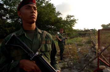 Χιλιάδες στρατιώτες συγκεντρώνει η Βενεζουέλα στα σύνορα με την Κολομβία