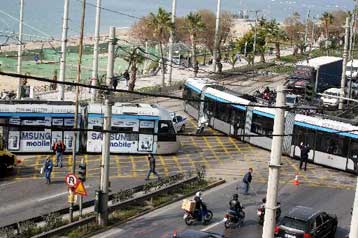 Σύγκρουση συρμών του τραμ στη λεωφόρο Ποσειδώνος