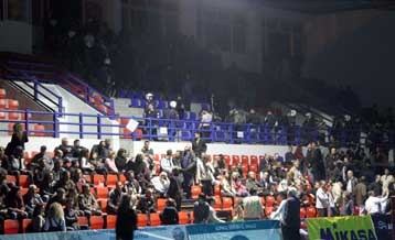 Επεισόδια, μπλακ άουτ και πρόκριση στον τελικό για Παναθηναϊκό-Μαρκόπουλο