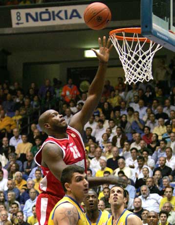 Αντεπίθεση και νίκες για Ολυμπιακό και Παναθηναϊκό που παραμένουν στο… κόλπο