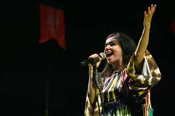 Αυστηρούς κανόνες σε ξένους καλλιτέχνες που εμφανίζονται στην Κίνα εξετάζει το Πεκίνο