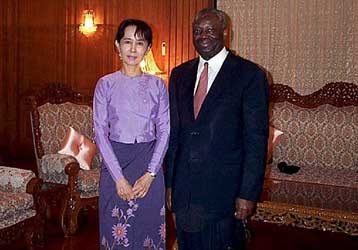 Με τον ειδικό απεσταλμένο του ΟΗΕ συναντήθηκε η Αούνγκ Σαν Σούου Κίι