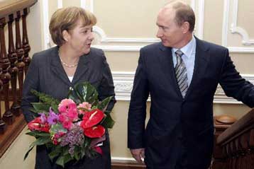 «Πυρά» Πούτιν κατά ΝΑΤΟ μετά τη συνάντηση με την Ανγκελα Μέρκελ