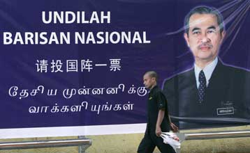 Αντιστέκεται στις φωνές για παραίτηση ο πρωθυπουργός της Μαλαισίας, μετά τις εκλογές